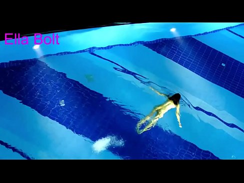 ❤️ Je ne peux pas m'arrêter de regarder, jeune blonde prise en train de nager nue dans la piscine de la station ELLA BOLT. ❤️ Porno at us ❌