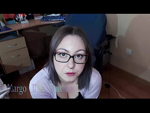 ❤️ Une fille sexy avec des lunettes suce profondément un gode devant la caméra ❤️ Porno at us ❌