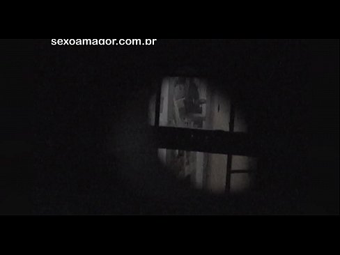 ❤️ Blondie se fait secrètement filmer par un voyeur du quartier caché derrière des briques creuses. ❤️ Porno at us ❌