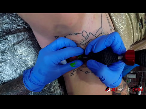 ❤️ Sully Savage, une chaudasse extrêmement tatouée, s'est fait tatouer le clitoris. ❤️ Porno at us ❌