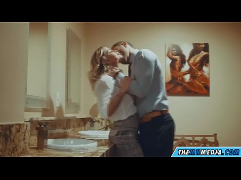 ❤️ Quand une blonde plantureuse vous séduit dans des toilettes publiques. ❤️ Porno at us ❌